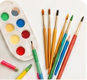 Pinceles, acuarelas y materiales de arte
