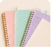 Cuadernos y hojas en colores pastel